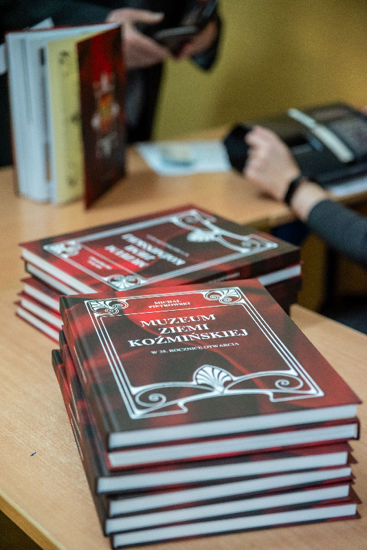 Książki leżą na stole.